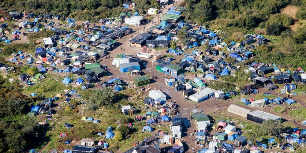la-jungle-de-calais-est-le-plus-grand-bidonville-de_3546098_1000x500