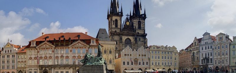 Old_Town_Square_Praga_small-1-1000x500
